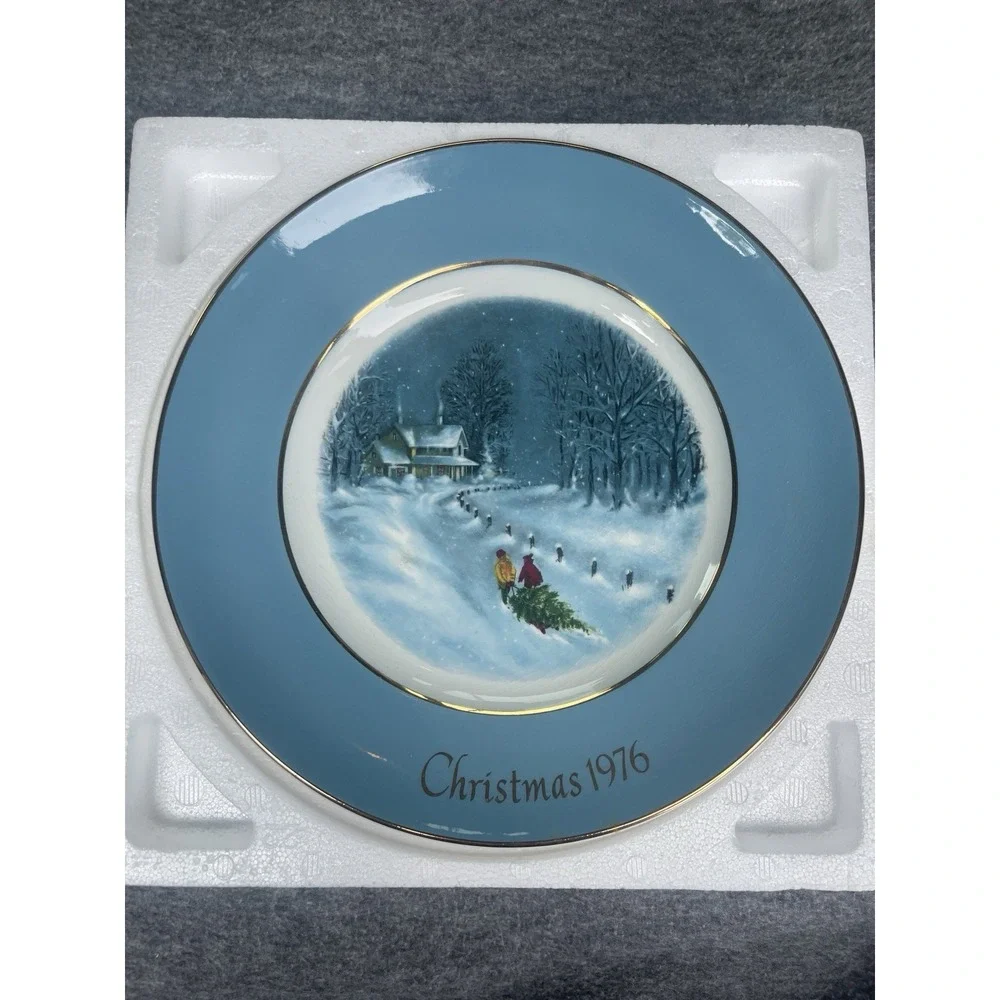 Vintage Avon Christmas Plate Bringing Home the Tree. Original Box 1976 8 7/8" - Picture 1 of 6